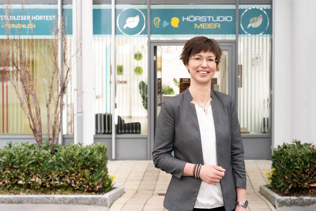 Anja Meier vor dem Hörstudio Meier in Eschlikon