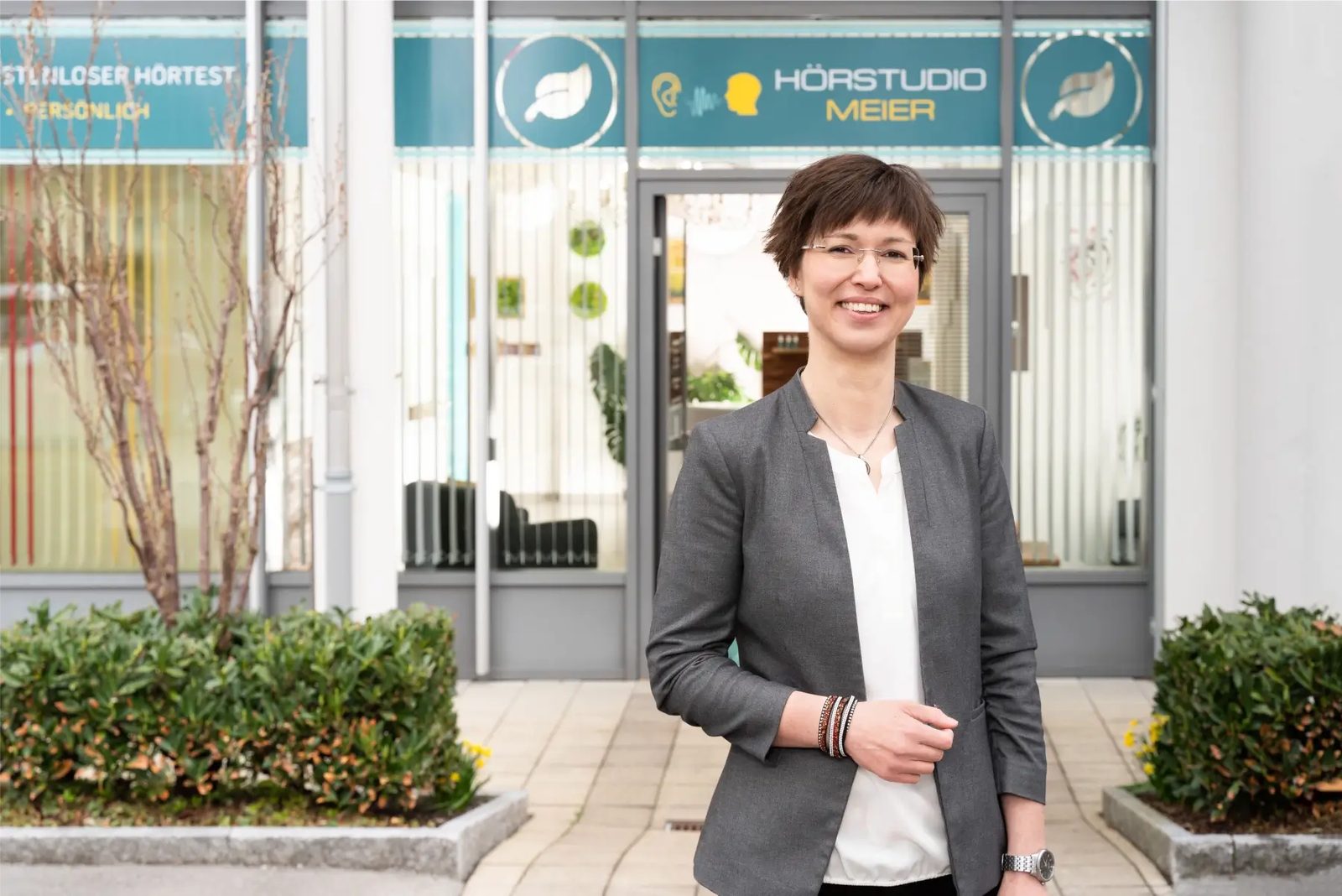 Anja Meier, Hörgeräte-Akustikerin, vor dem Hörstudio Meier in Eschlikon